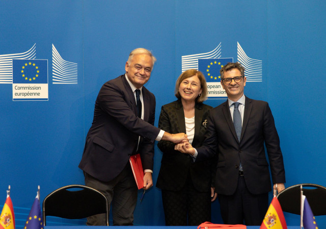 (I-D) El vicesecretario de Institucional del PP, Esteban González Pons; la vicepresidenta de la Comisión Europea, Vera Jourová, y el ministro de Presidencia, Justicia y Relaciones con las Cortes, Félix Bolaños.