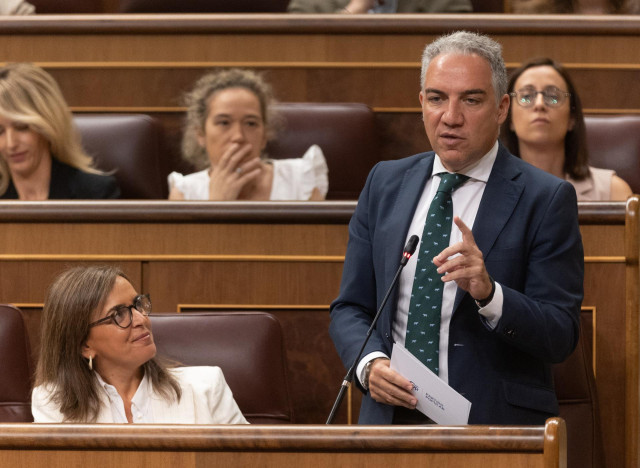 El vicesecretario de Coordinación Autonómica y Local del PP, Elías Bendodo, interviene durante una sesión de control al Gobierno, en el Congreso de los Diputados. (Foto de archivo).