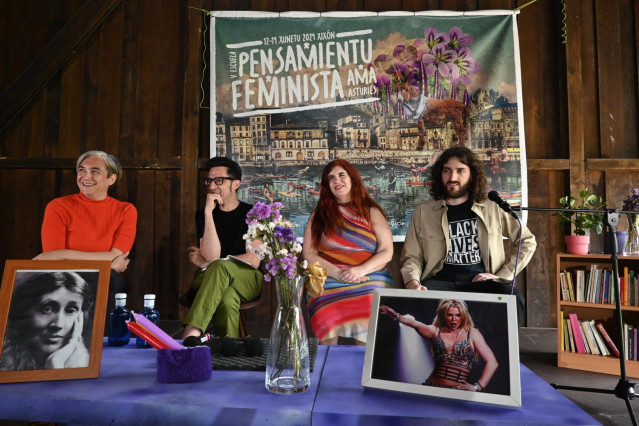 Ada Colau participa en la clausura de la V Escuela de Pensamientu Feminista de AMA Asturies.
