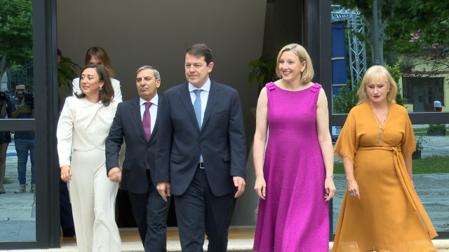 Mañueco, junto a los consejeros qu ehoy han jurado el cargo.