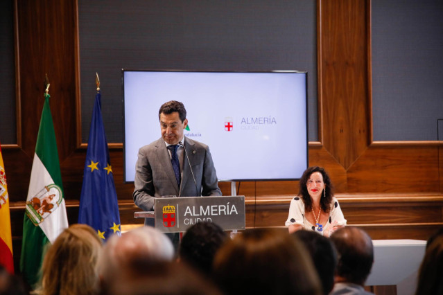El presidente de la Junta de Andalucía, Juanma Moreno, interviene en el  acto, a 15 de julio de 2024, en Almería, Andalucía (España). El presidente de la Junta de Andalucía, Juanma Moreno, acompañado por la alcaldesa de Almería, María del Mar Vázquez, y e