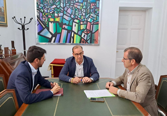 El alcalde de Cáceres, Rafael Mateos, y el portavoz de Vox, Eduardo Gutiérrez, junto al concejal de Economía, Ángel Orgaz, en una foto de archivo