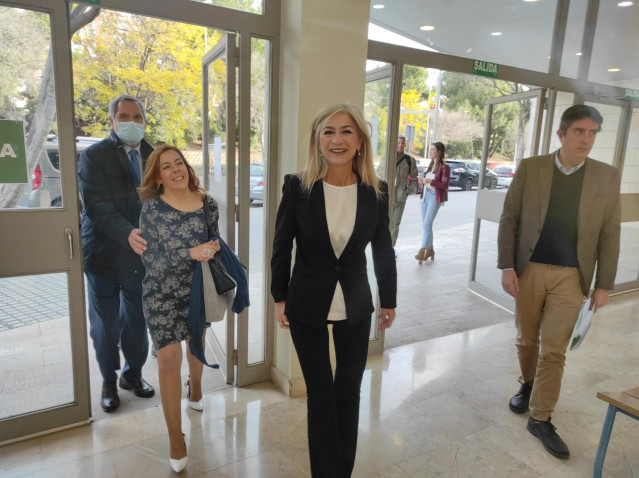 Archivo - Patricia del Pozo (centro), en una visita a Córdoba.