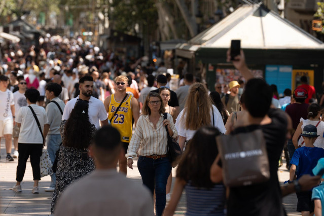 Decenas de personas caminan por el centro de Barcelona.