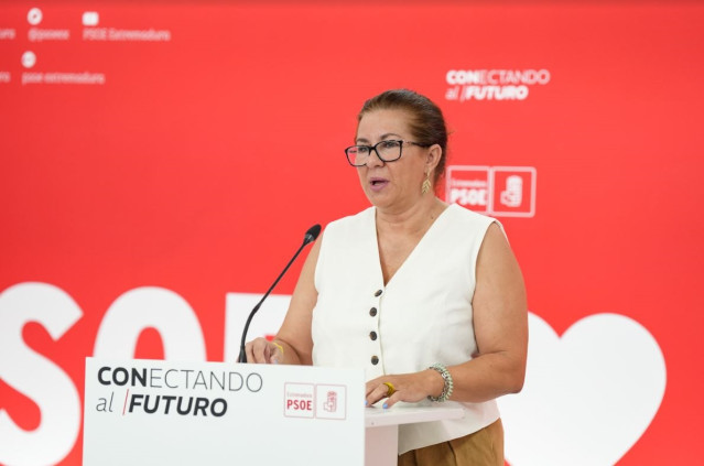 La vicesecretaria general del PSOE de Extremadura, Eva Pérez, en rueda de prensa en Mérida