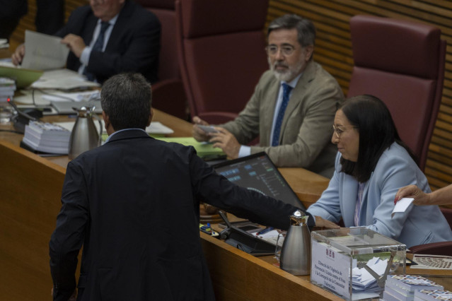 El presidente de la Generalitat, Carlos Mazón, de espaldas, y la presidenta de Les Corts Valencianes, Llanos Massó.