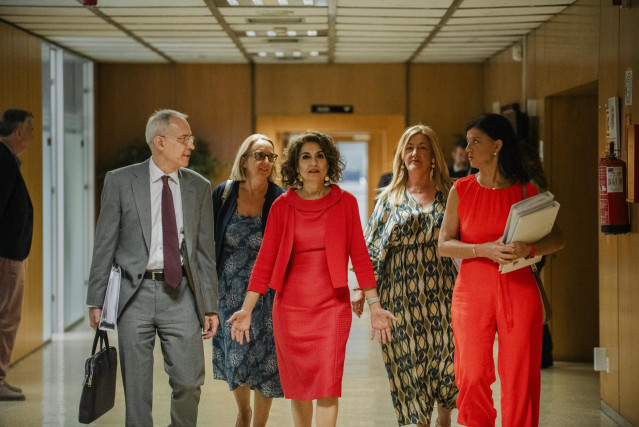 La vicepresidenta primera del Gobierno y ministra de Hacienda, María Jesús Montero (c), llega a presidir el Consejo de Política Fiscal y Financiera (CPFF), a 15 de julio de 2024, en Madrid (España). Cada mes de julio, se celebra el Consejo de Política Fis