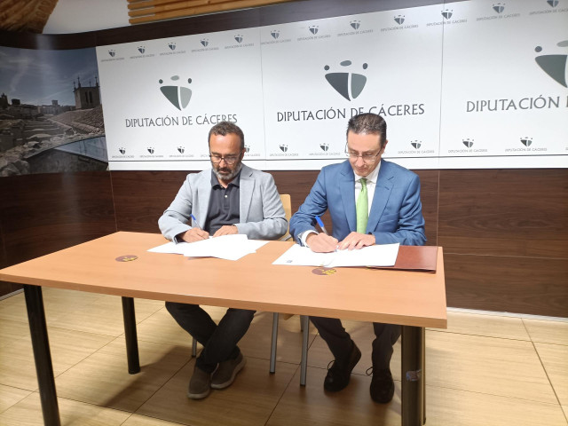 El presidente de la diputación cacereña, Miguel Ángel Morales, y el director de la Central Nuclear de Almaraz, Rafael Campos, firman un acuerdo de colaboración entre las instituciones