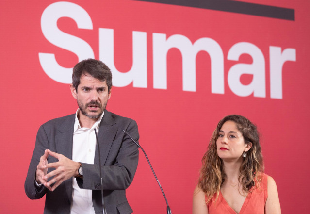 El portavoz de Sumar, Ernest Urtasun y la secretaria de Organización del partido, Lara Hernández, durante una rueda de prensa, en el Espacio Rastro, a 17 de junio de 2024, en Madrid (España).