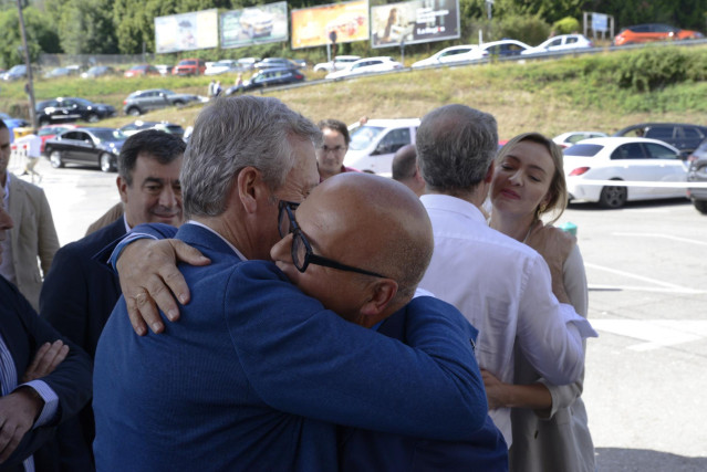 El presidente de la Xunta de Galicia y presidente del PPdeG, Alfonso Rueda (i), y el senador del PP y expresidente de la Diputación de Ourense, José Manuel Baltar (d), vota durante el XIX Congreso Extraordinario del PP de Ourense, en el Pazo dos Deportes