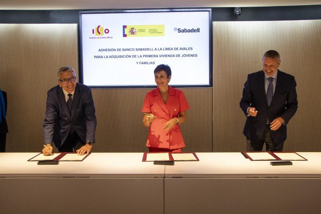 El presidente del ICO, José Carlos García de Quevedo, la ministra de Vivienda y Agenda Urbana, Isabel Rodríguez, y el director general de banca de particulares de Banco Sabadell, Jorge Rodríguez Maroto, a 15 de julio de 2024, en Madrid.