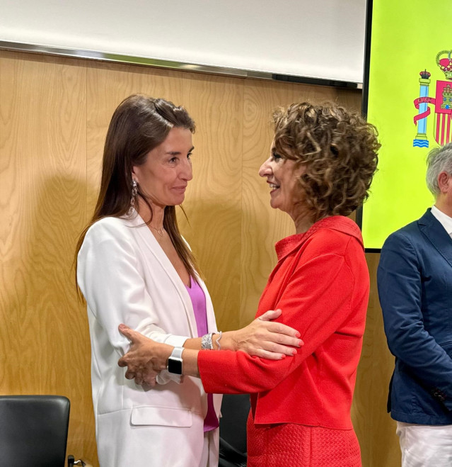 La consellera de Hacienda de la Generalitat Valenciana, Ruth Merino, (i) y la ministra de Hacienda, María Jesús  Montero.