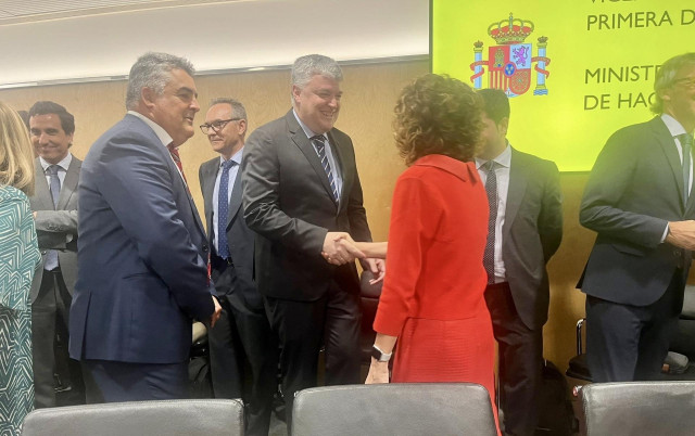 La ministra de Hacienda, María Jesús Montero, y el el consejero de Economía, Hacienda y Fondos Europeos del Gobierno de Cantabria, Luis Ángel Agüeros