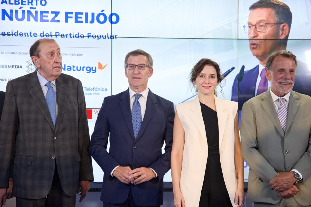 El presidente del PP, Alberto Núñez Feijóo (2i), y la presidenta de la Comunidad de Madrid, Isabel Díaz Ayuso (2d), durante un encuentro informativo organizado por el diario ‘La Razón’, a 15 de julio de 2024, en Madrid (España).