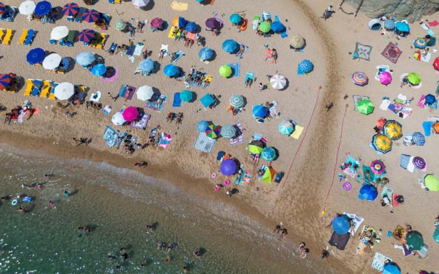 Archivo - Numerosas personas disfrutan de un día de playa en la Costa Brava, a 30 de julio de 2023, en Tossa de Mar, Girona, Cataluña (España).
