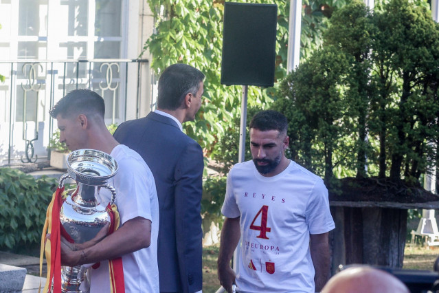 El presidente del Gobierno, Pedro Sánchez (2i), saluda al futbolista Dani Carvajal (1d) durante la recepción a la Selección española de Fútbol, campeona de la Eurocopa 2024
