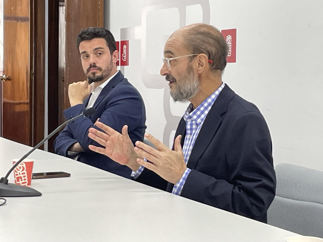 El secretario general del PSOE Aragón, Javier Lambán, junto al secretario de Organización, Darío Villagrasa.