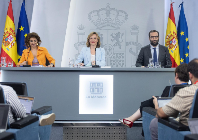 (I-D) La vicepresidenta primera y ministra de Hacienda, María Jesús Montero; la ministra Portavoz, Pilar Alegría y el ministro de Economía,, Carlos Cuerpo, en el Palacio de la Moncloa, a 16 de julio de 2024, en Madrid (España).