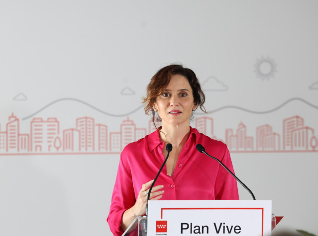 La presidenta de la Comunidad de Madrid, Isabel Díaz Ayuso, interviene durante una visita a una nueva promoción del Plan Vive de alquiler a precio asequible en Tres Cantos, a 16 de julio de 2024, en Tres Cantos, Madrid (España). En esta promoción del Plan