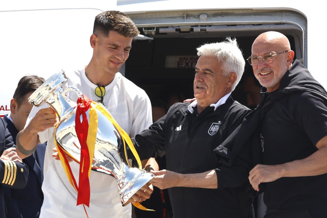 El presidente de la Real Federación Española de Fútbol, Pedro Rocha, junto al capitán y seleccionador nacionales, Álvaro Morata y Luis de la Fuente, a su llegada a Madrid tras ganar la Eurocopa de Alemania.