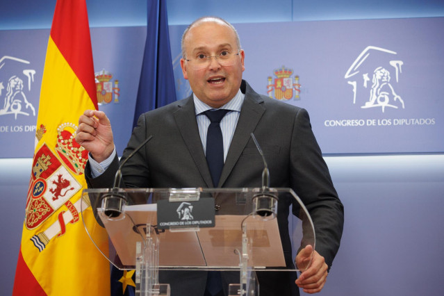 El portavoz del PP en el Congreso, Miguel Tellado, durante una rueda de prensa en el Congreso de los Diputados, a 16 de julio de 2024, en Madrid (España). Durante su comparecencia, Tellado, ha hablado sobre el ‘caso Begoña Gómez’ y los supuestos casos de