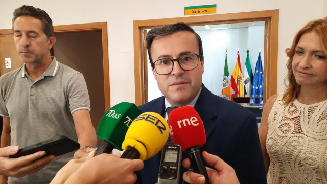 El secretario general del PSOE de Extremadura y presidente de la Diputación de Badajoz, Miguel Ángel Gallardo, atiende a los medios en Badajoz