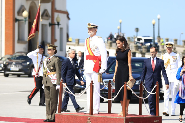 La princesa Leonor, y los Reyes Felipe VI y Letizia presiden el acto de entrega de Reales Despachos a los nuevos oficiales de la Armada.