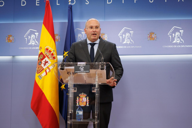El portavoz del PP en el Congreso, Miguel Tellado, durante una rueda de prensa en el Congreso de los Diputados, a 16 de julio de 2024, en Madrid (España). Durante su comparecencia, Tellado, ha hablado sobre el ‘caso Begoña Gómez’ y los supuestos casos de