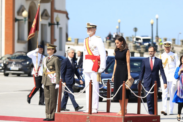 La princesa Leonor, y los Reyes Felipe VI y Letizia presiden el acto de entrega de Reales Despachos a los nuevos oficiales de la Armada.