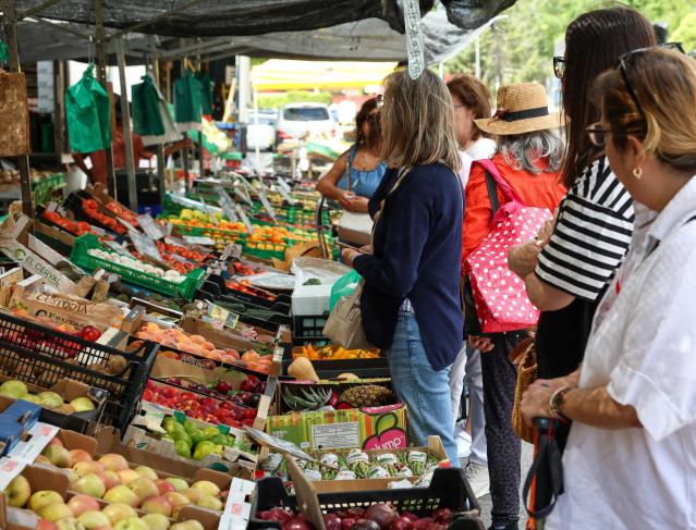 Archivo - Varias personas esperan en un mercado de la Comunidad de Madrid, a 12 de junio de 2024, en Madrid (España).