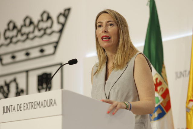 La presidenta de la Junta de Extremadura, María Guardiola, comparece ante los medios de prensa tras el anuncio de ruptura de VOX con el PP, en la Presidencia de la Junta de Extremadura, a 12 de julio de 2024, en Mérida, Badajoz, Extremadura (España).