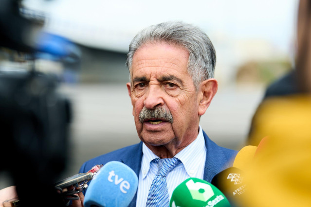 Archivo - El presidente de Cantabria, Miguel Ángel Revilla, ofrece declaraciones a los medios en la Ciudad del Transporte, a 1 de diciembre de 2022, en Santander, Cantabria (España).