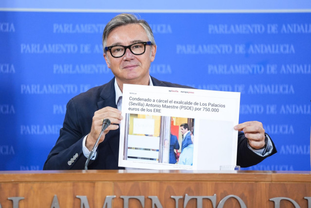 El portavoz del Grupo Vox, Manuel Gavira, durante la ronda de ruedas de prensa de portavoces de los grupos parlamentarios en el Parlamento de Andalucía.