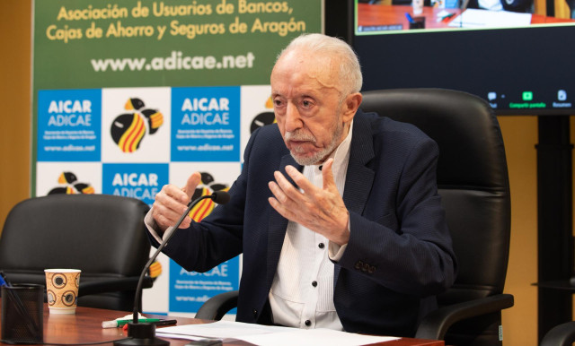 El presidente de ADICAE, Manuel Pardos, durante una rueda de prensa, a 4 de julio de 2024, en Zaragoza, Aragón (España).