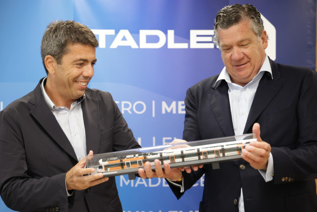 El presidente de la Generalitat, Carlos Mazón, y el presidente de Stadler Valencia, Íñigo Parra