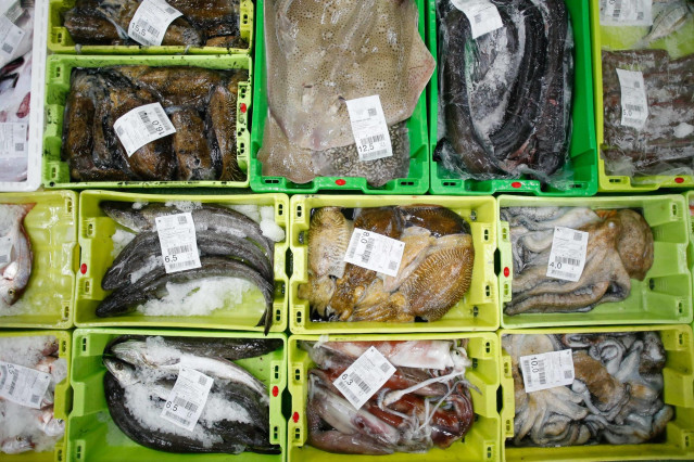 Archivo - Cajas con pescado en la lonja de Burela