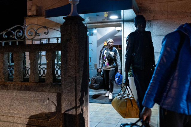 Archivo - Migrantes procedentes de Canarias dejan el hotel Baixamar para partir al campamento de Accem, a 19 de diciembre de 2023, en Sanxenxo, Pontevedra. Foto de archivo.