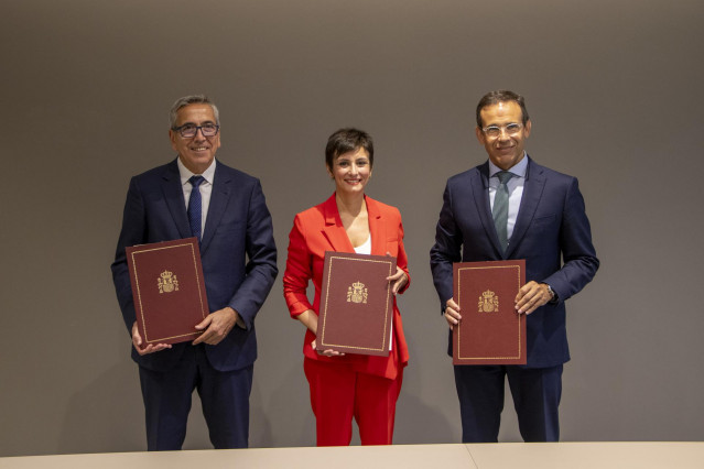 El ministerio de Vivienda y Agenda Urbana, Isabel Rodríguez, firma el convenio entre el ICO y CaixaBank por el que la entidad financiera se adhiere a la línea de avales para la adquisición de primera vivienda de jóvenes y familias con menores a cargo.