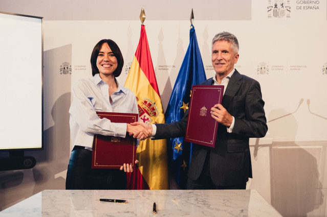 La ministra de Ciencia, Innovación y Universidades, Diana Morant, y el ministro del Interior, Fernando Grande-Marlaska, firman un protocolo de actuación para  fortalecer la protección civil y la gestión de emergencias. A 17 de julio.