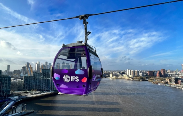Archivo - Teleférico de IFS con el distrito del Canary Wharf (Londres) al fondo.