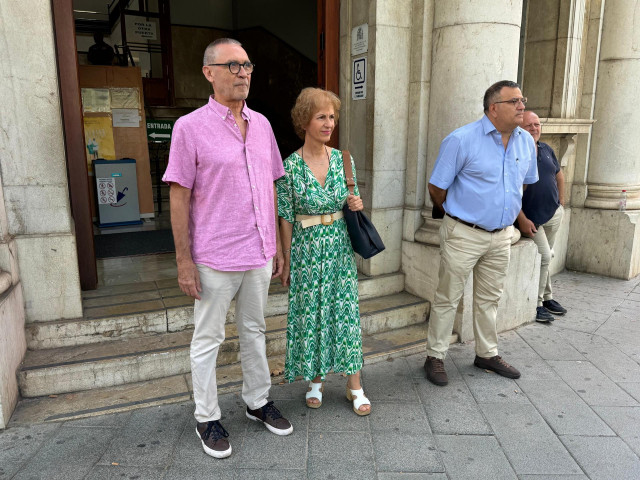 Familiares de Aurora Picornell y de Antònia y Maria Pascual, a las puertas de los Juzgados de Vía Alemania tras ratificar la denuncia contra el presidente del Parlament, Gabriel Le Senne, por un delito de odio.
