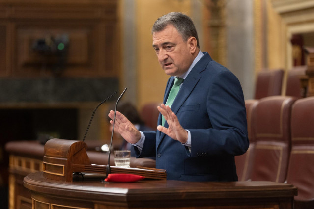 El portavoz del PNV en el Congreso, Aitor Esteban, interviene durante una sesión extraordinaria en el Congreso de los Diputados, a 17 de julio de 2024, en Madrid (España).