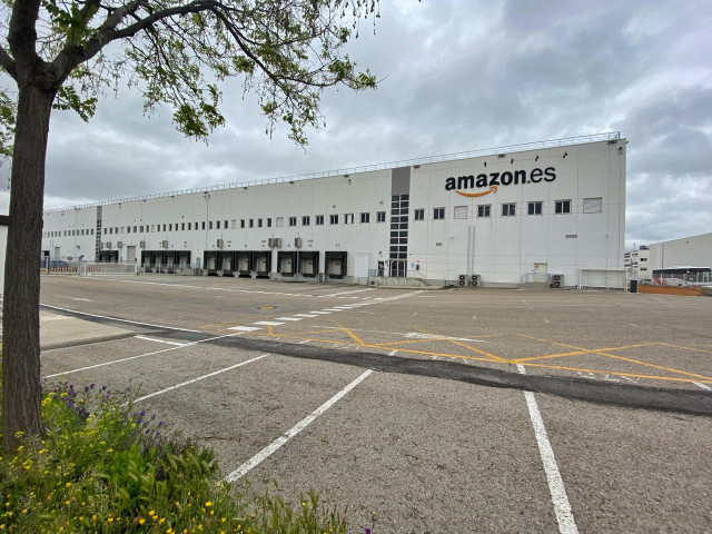 Archivo - Fachada de Amazon Spain Fulfillment,