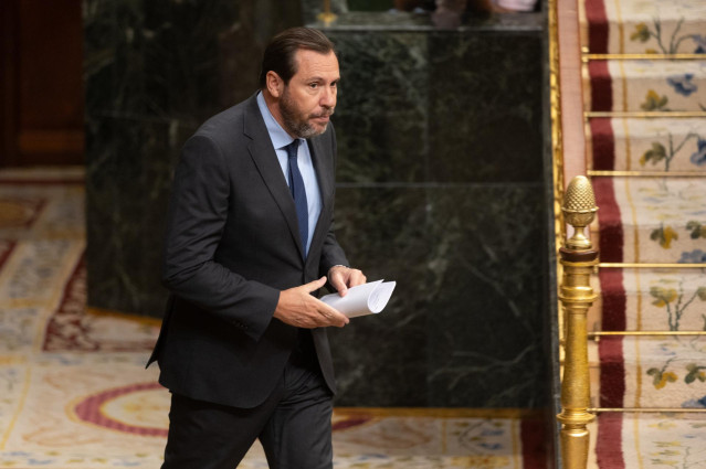 El ministro de Transportes y Movilidad Sostenible, Óscar Puente, durante un pleno en el Congreso de los Diputados, a 20 de junio de 2024, en Madrid (España).