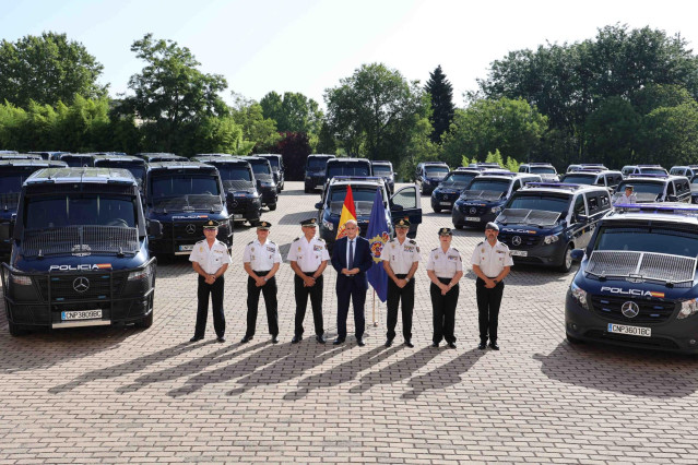 El director general de la Policía, Francisco Pardo, con las nuevas furgonetas para las UIP y la UPR