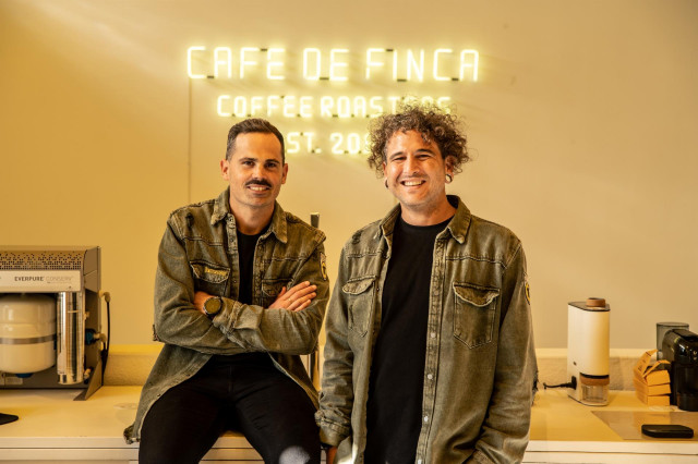Archivo - El ceo y fundador de Café de Finca, Jonathan Moral, y el Head Of Coffee de Café de Finca, Juan Pendas.