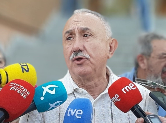El secretario general de UGT, Pepe Álvarez, atiende a los medios en Badajoz