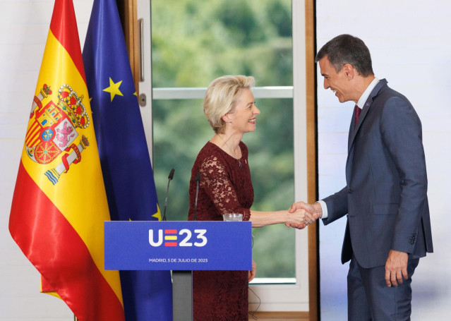 Archivo - La presidenta de la Comisión Europea, Ursula von der Leyen y el presidente del Gobierno, Pedro Sánchez, se saludan tras  la reunión plenaria del Gobierno de España y del Colegio de Comisarios, en la Galería de Colecciones Reales, a 3 de julio de