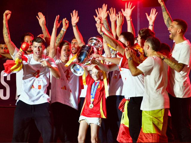 Los jugadores de la selección junto a María durante la celebración de la victoria en la Eurocopa de la selección española de fútbol