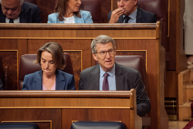 Archivo - La secretaria general del PP, Cuca Gamarra, y el presidente del PP, Alberto Núñez Feijóo, durante un pleno en el Congreso de los Diputados, a 13 de junio de 2024, en Madrid (España). El Congreso debate hoy las enmiendas a la totalidad de devoluc